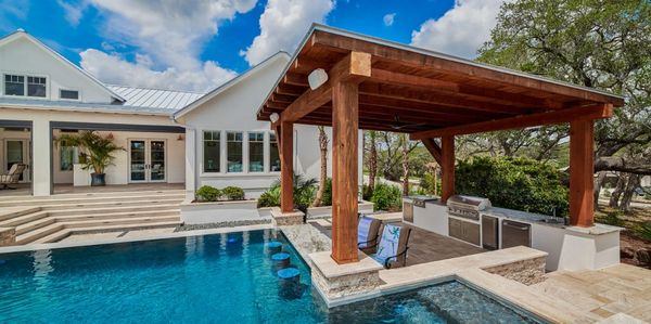 Backyard Poolscapes With Custom Outdoor Kitchens