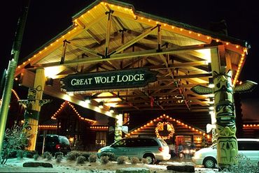 Kansas City, Kansas, Village West, Cars at entrance to Great Wolf Lodge.