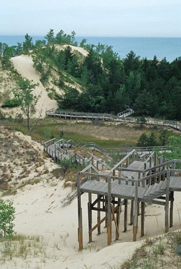 Indiana Dunes National Lakeshore, Indiana, Dune Sucession Trail leading through sand dunes.