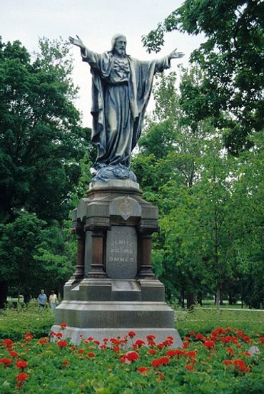 South Bend, Indiana, University of Notre Dame campus, Statue of Jesus Christ in garden.