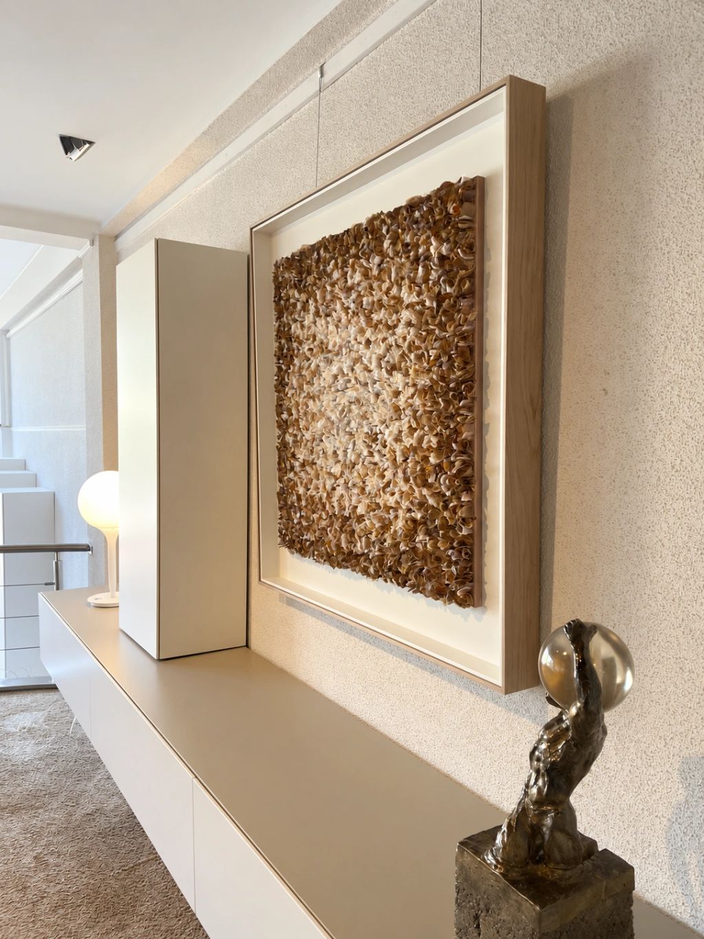 Moderne kunst en sculptuur in een interieur.