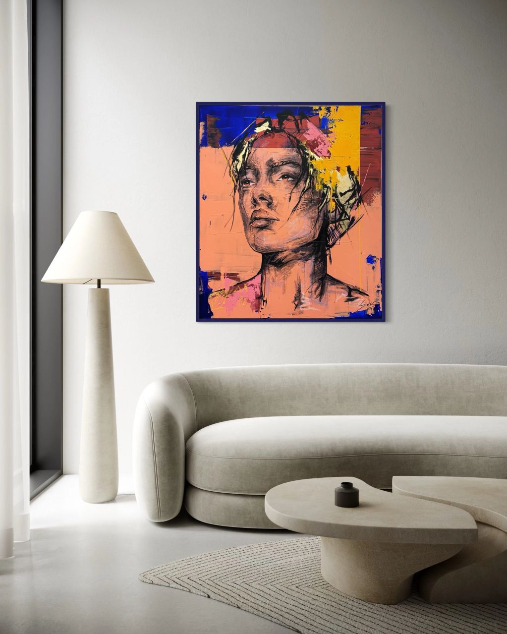 Moderne woonkamer met abstract portretschilderij aan de muur.
