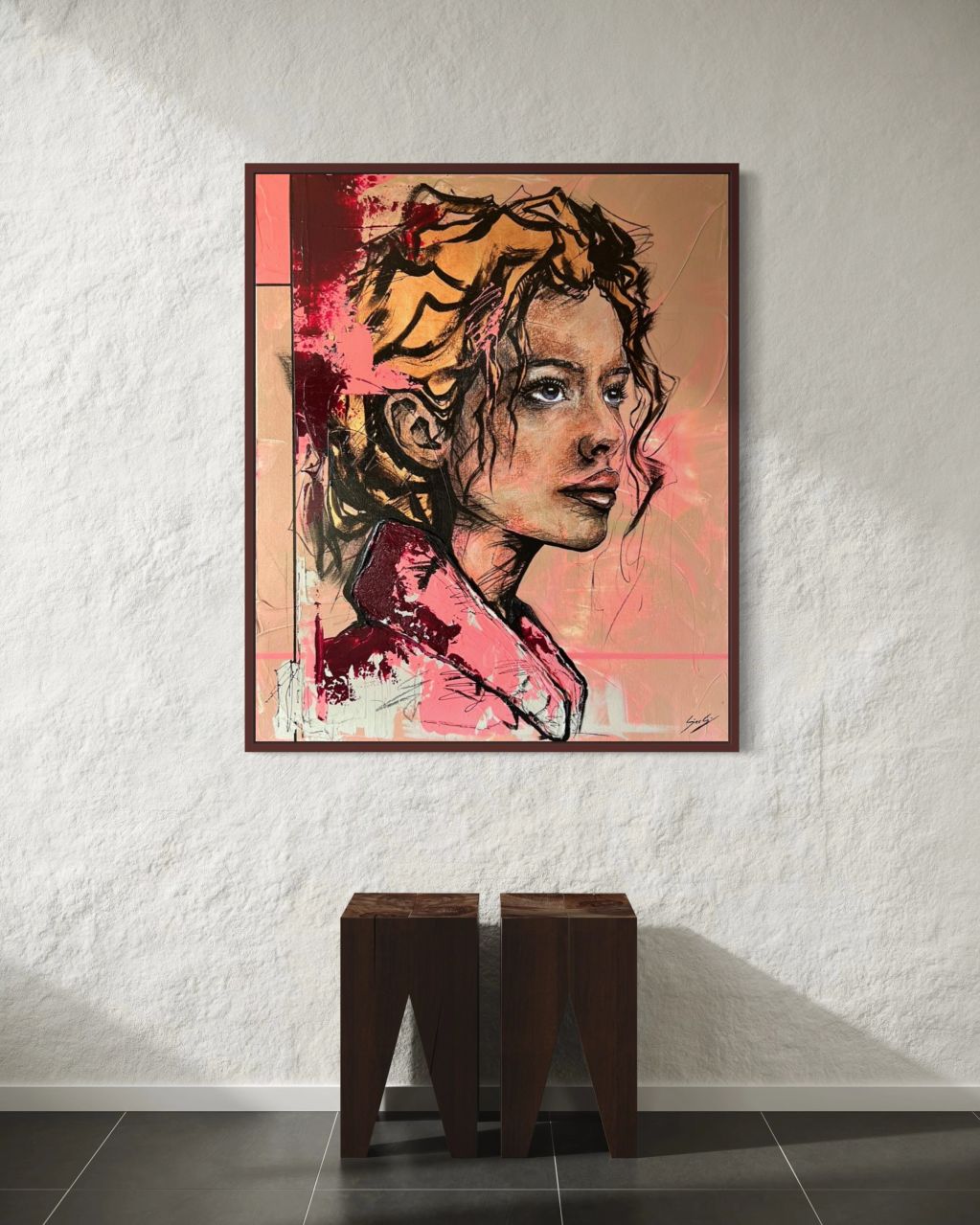 Schilderij van een vrouw in warme tinten aan een witte muur.