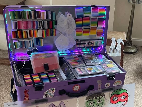 Face painting kit in 'CraftnGo' Case 