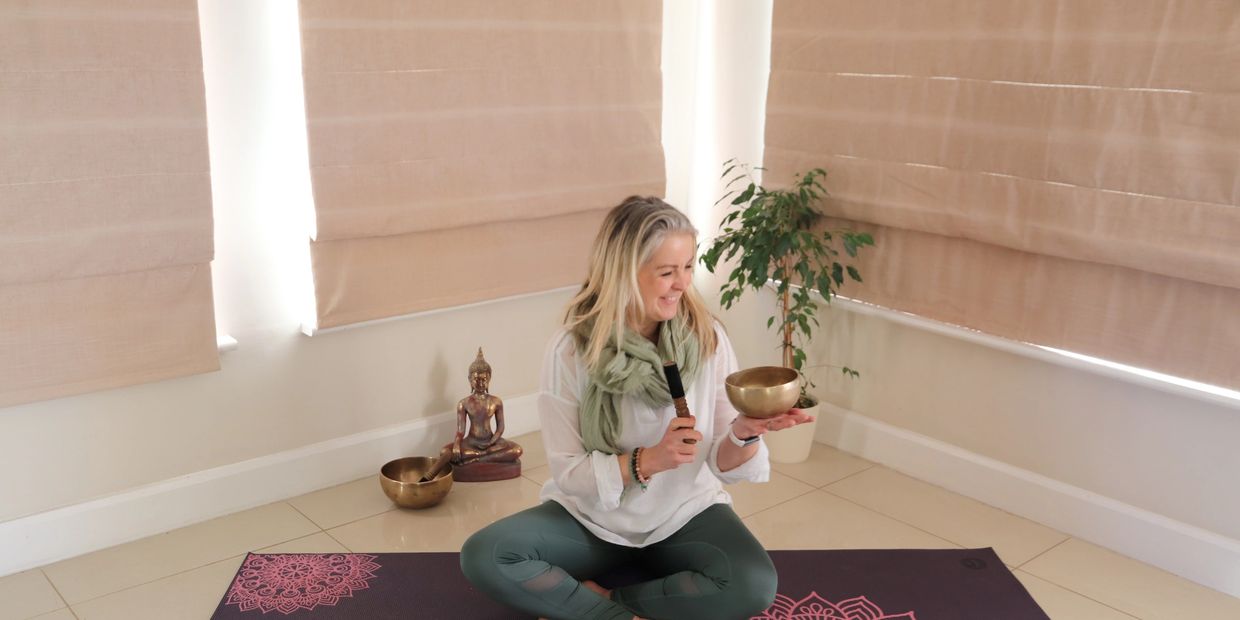 Jenny Yogi meditating with the vibrational frequencies of the tibetan bowl used in her meditations
