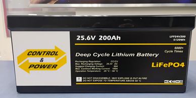 Deep cycle lithium battery with 25.6V and 200Ah capacity.