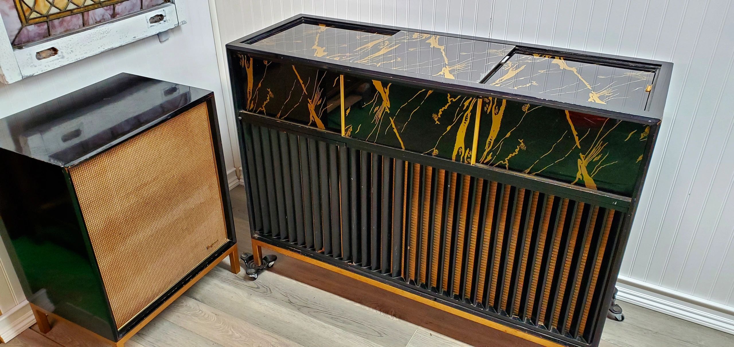 Very rare 1957 Magnavox only 5 of this model were made for Magnavox Executives. With external speake