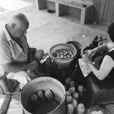 Nuestros abuelos haciendo conserva con la fruta recolectada, para preparar el invierno!