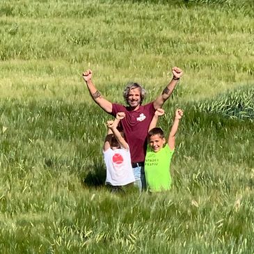 Uno de nuestros campos de cereal, con los peques de la familia!
