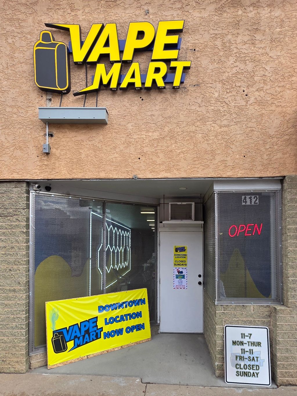 e cigarette near me open now DOWNTOWN ST. LOUIS VAPE SHOP DEFIES CITY SHUTDOWN ORDER, REMAINS OPEN  DESPITE PERMIT REVOCATION ST. LOUIS, MO — A downtown St. Louis smoke shop  is giving city officials the middle finger — main image 1