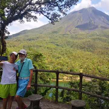 Foto de dos adultos posando en el mirador del Hotel Los Lagos