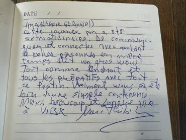 Page manuscrite en français avec écriture bleue vive.