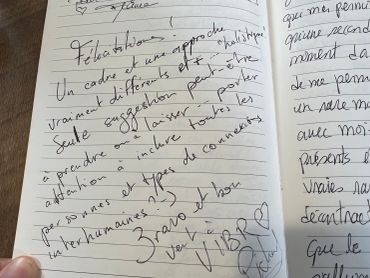 Note manuscrite exprimant des félicitations et encouragements.