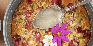 Rabarberpaj på bord med porslin