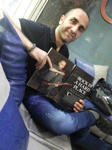 بشار هارون حاملا بين يديه نسخة من مجلة Rolling Stone العالمية حيث يظهر هو على صفحاتها