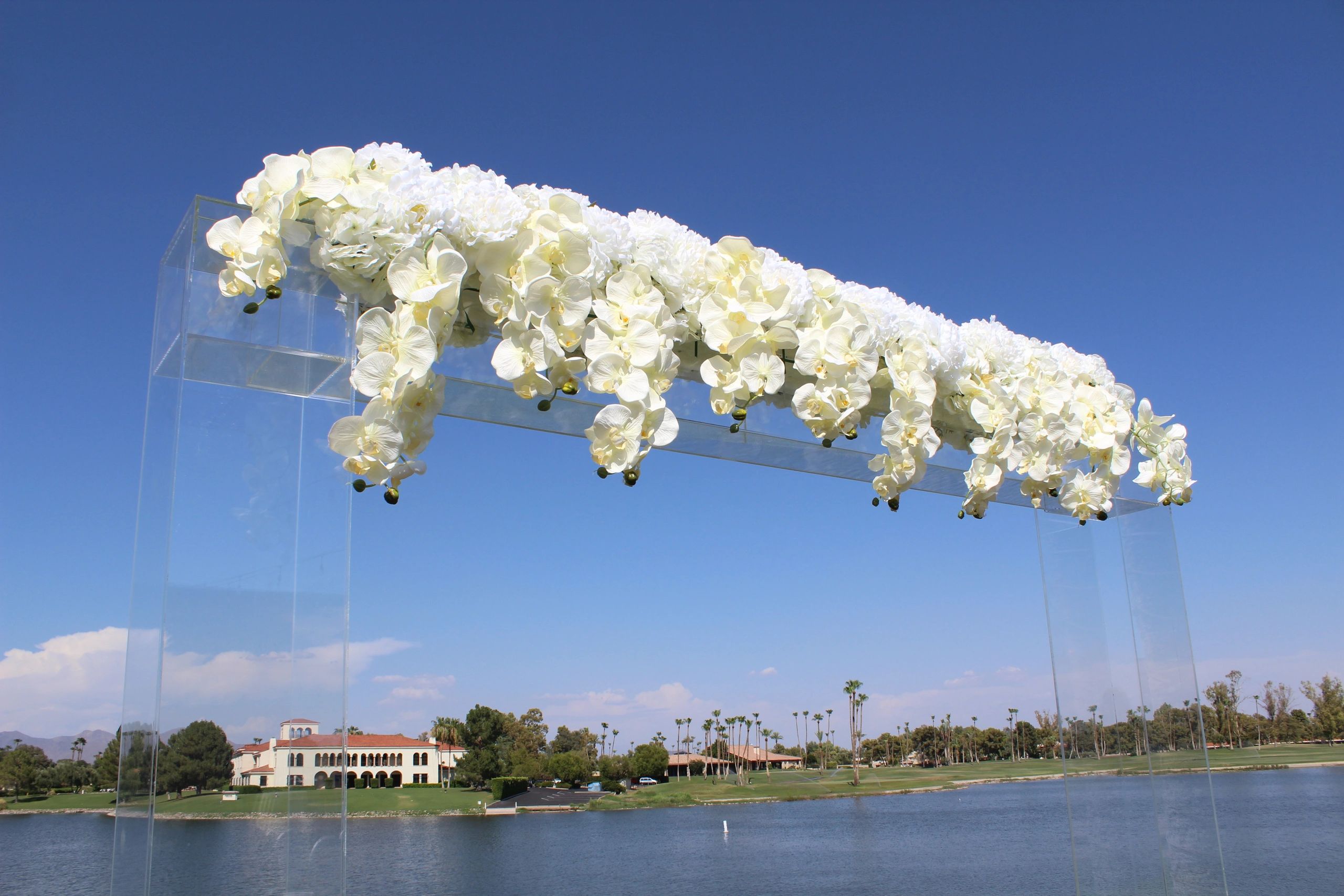 Acrylic wedding columns | Honestweddingadvice.com