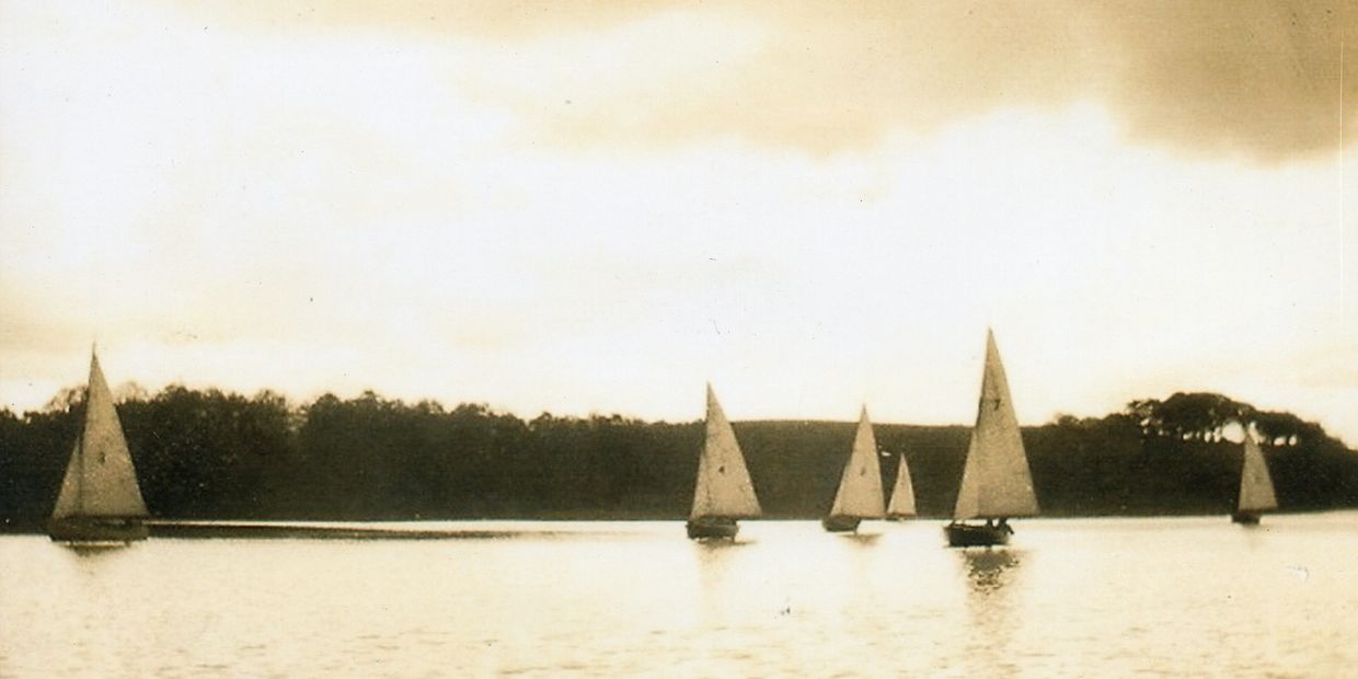 Sepia photo of dinghies sailing on Bardowie Loch in the 1930s.
