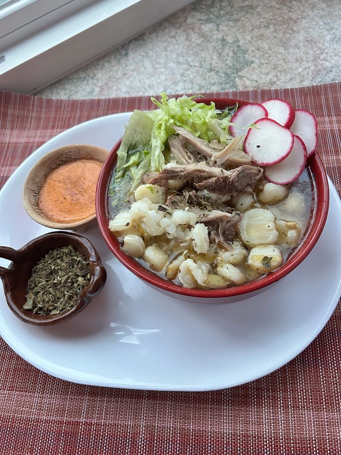 Pozole de maíz hecho de manera artesanal 
Ingredientes,maíz natural,especias,carne de puerco 