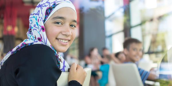 uma menina refugiada no reforço escolar