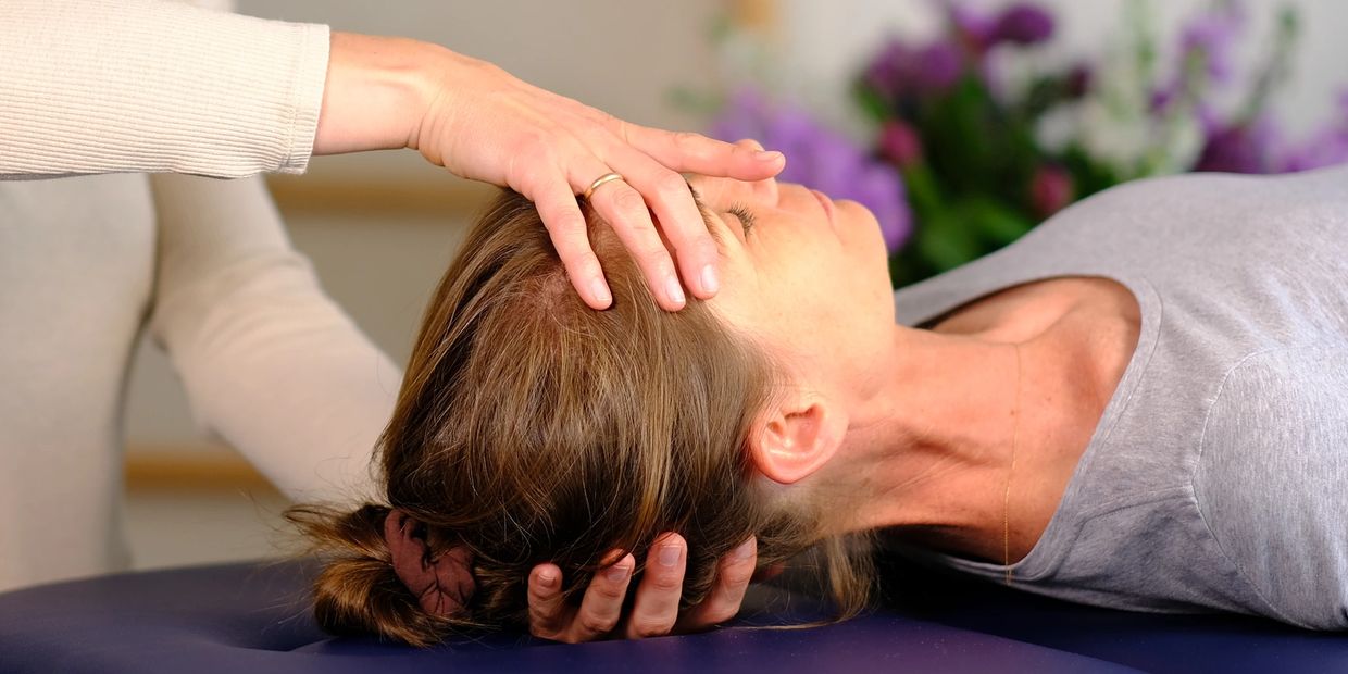 Craniosakrale Behandlung durch Svenja Wilke (Heilpraktikerin, Osteopathin und Yogalehrerin)