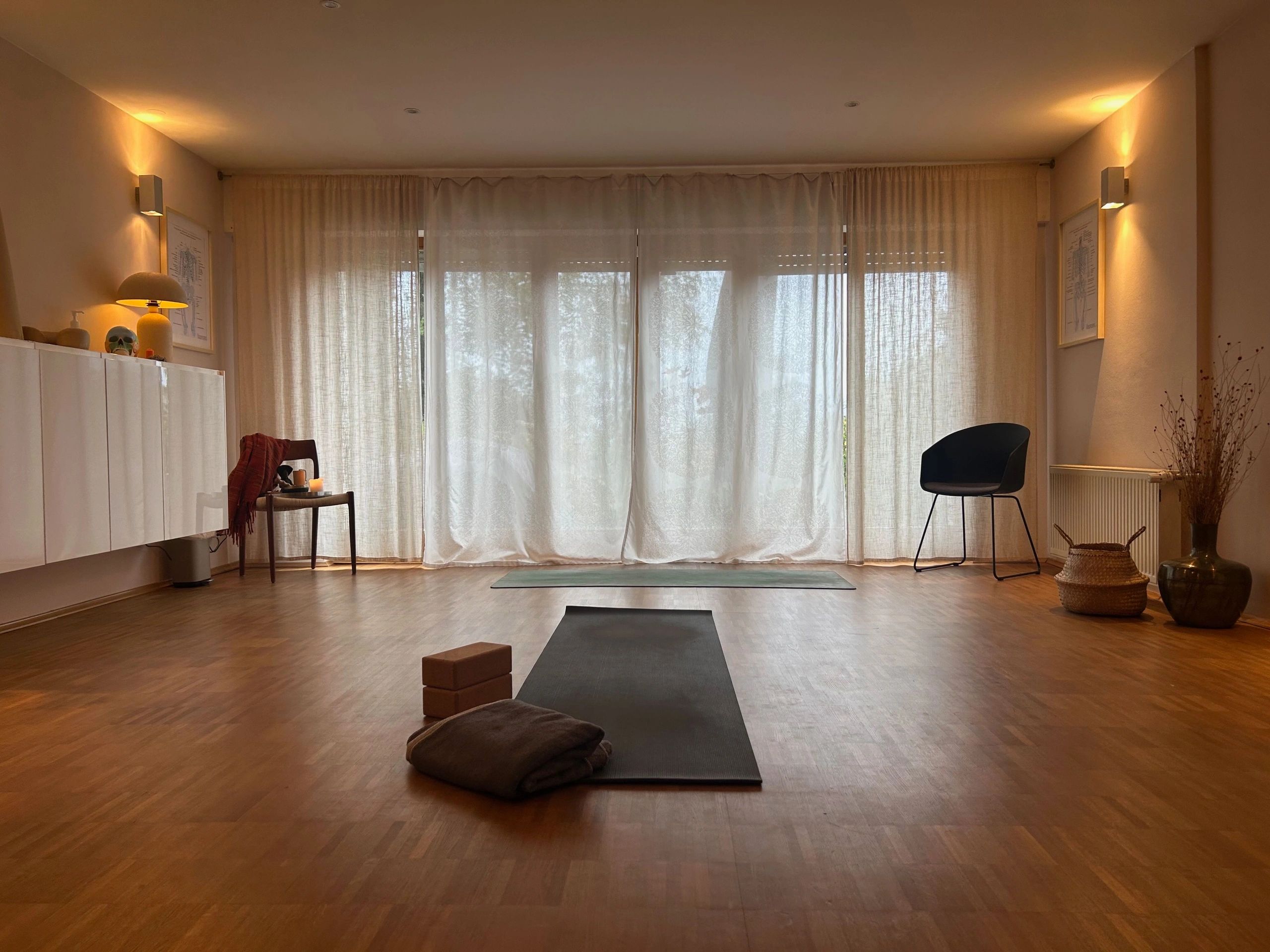 Praxisraum mit Yogamatte