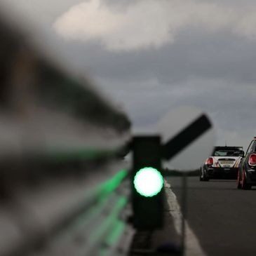 Green light in pit lane during race testing/ track day