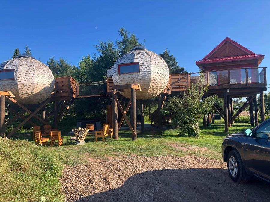 The spheres on stilts