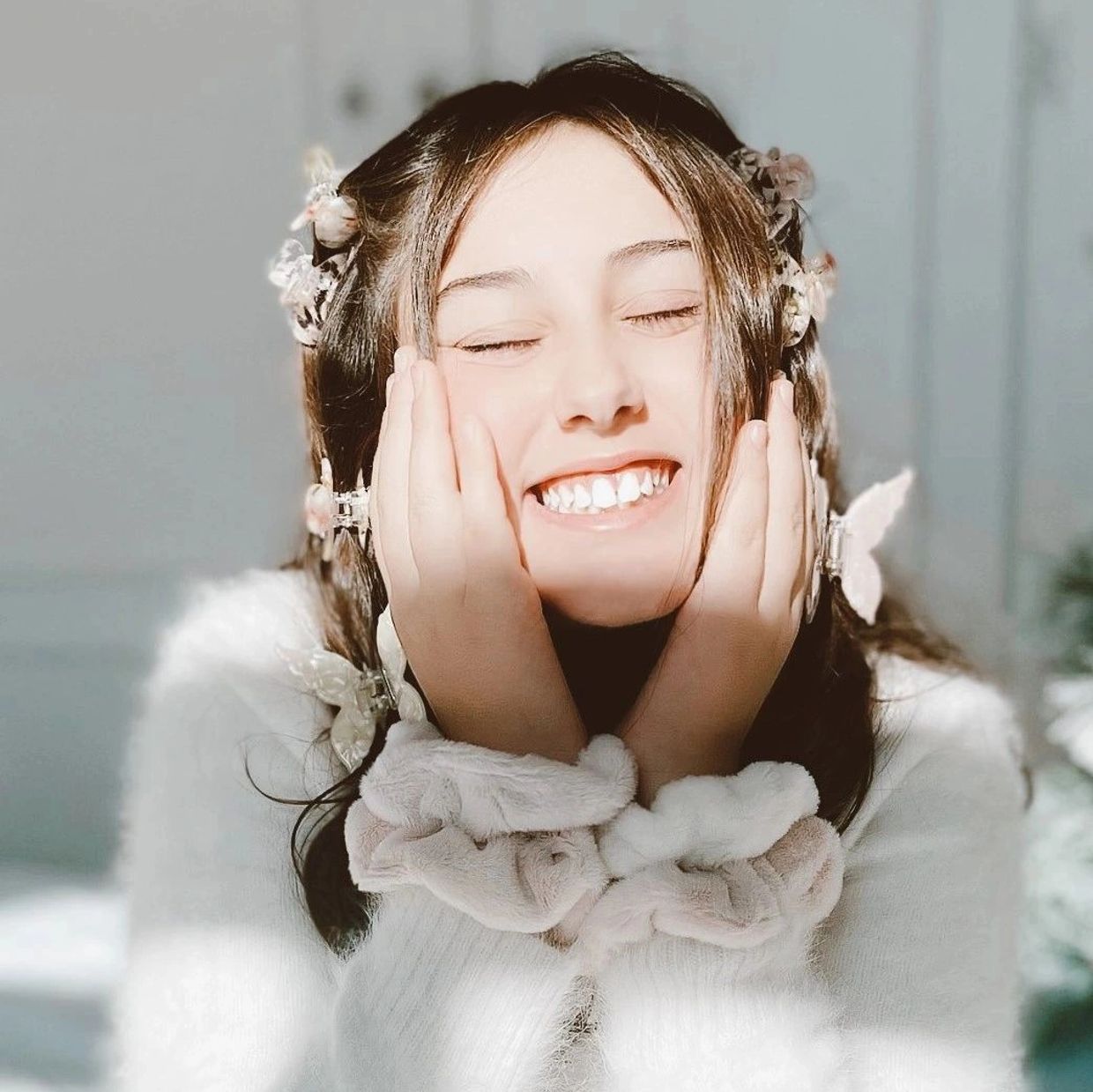 chica joven con accesorios de moda para el cabello, pinzas con forma de mariposa