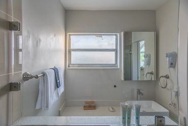 king deluxe bathroom