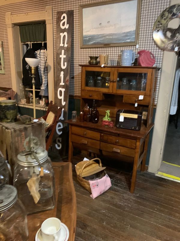 Antique and collectibles in Walnut, Iowa