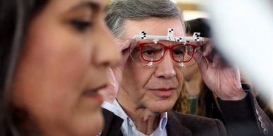 Persona usando gafas especiales para pruebas visuales.