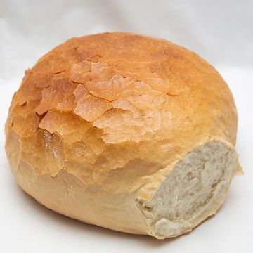 Házi jellegű fehér kenyér. Paine alba traditionala.
