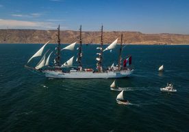 Buque de escuela de la Marina de Guerra, el BAP UNION recibe saludos de los Veleros de Pesca Peruana