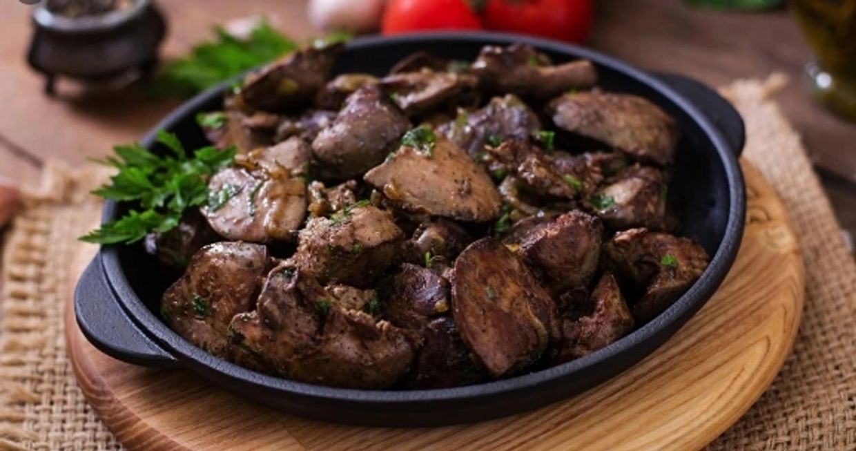 A pan with an assortment of fried offal, a food naturally rich in Alpha-Lipoic Acid.