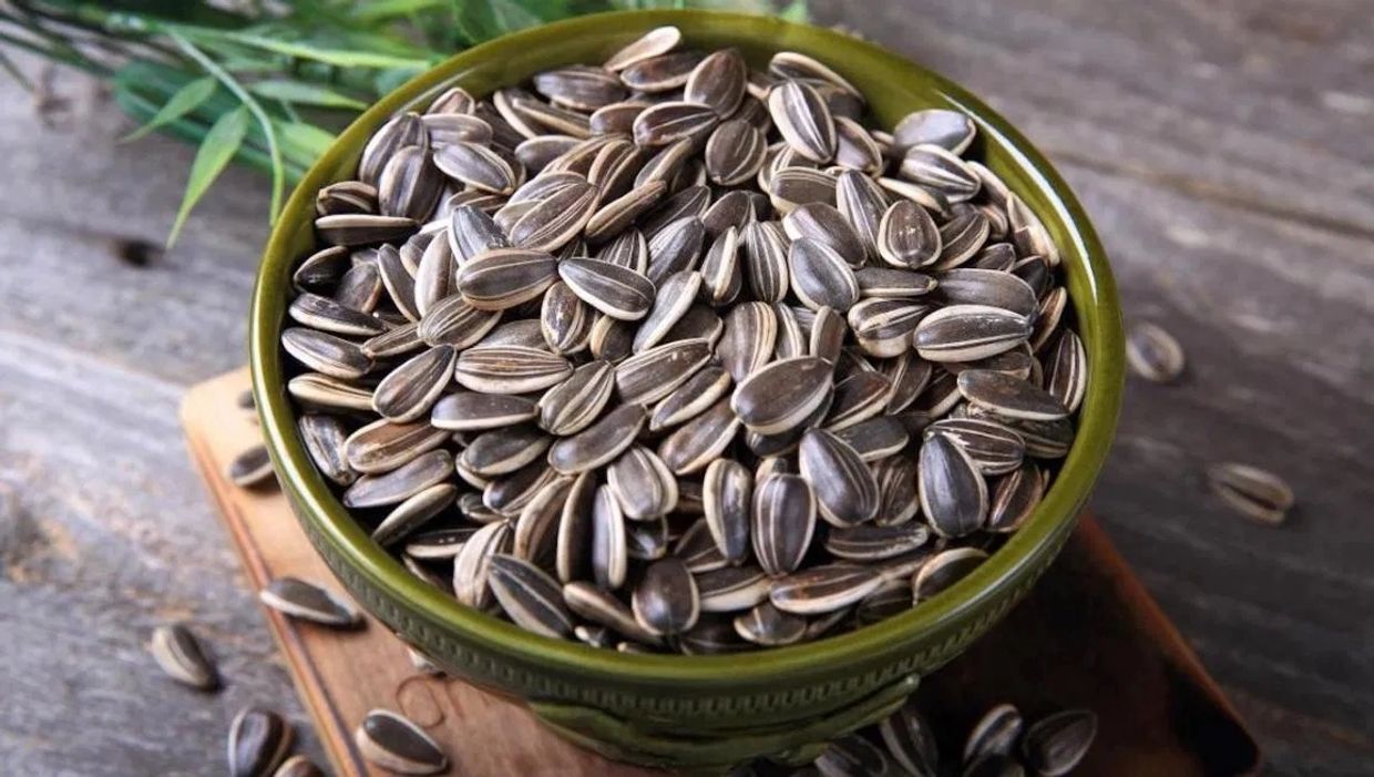 Bowl of fresh sunflower seeds, a food that is rich in the immune-supportive Vitamin E.
