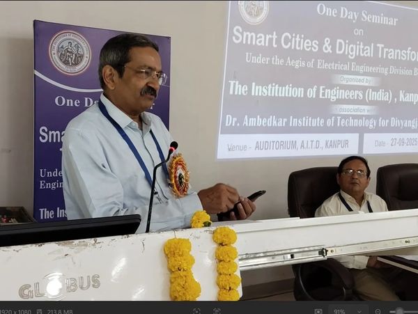 Speaker presenting at a seminar on smart cities and digital transformation.