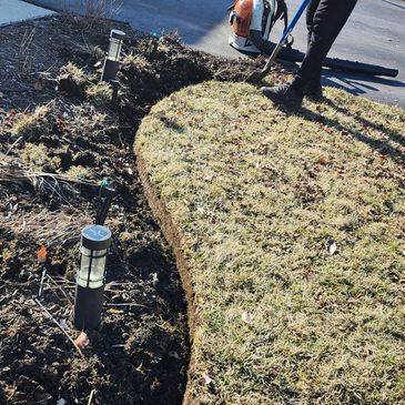 spade edging creates a clean,deep,and proffesional-looking boundary between lawn and garden beds.