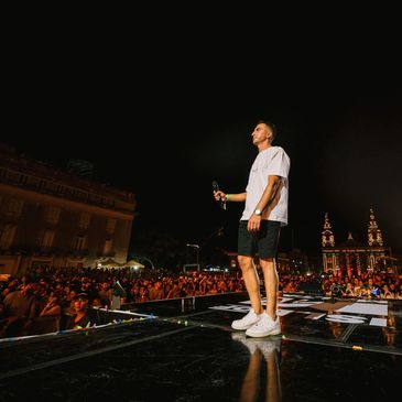 Keane Cutajar hosting the Isle of MTV Malta 2026 at Fosos Floriana before headliner Damiano David