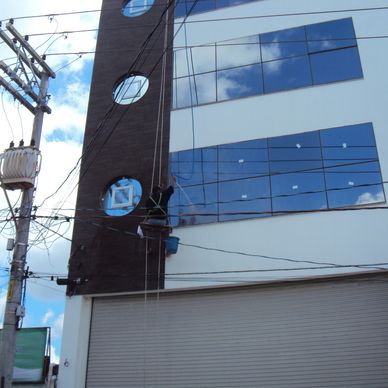 Limpeza pós obra de vidros realizada em uma clínica médica.