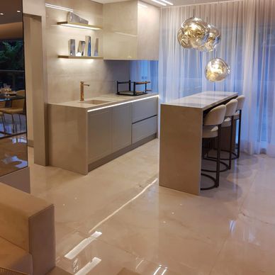 Apartamento após nós termos acabado a limpeza. Com as bancadas e o piso de porcelanato brilhando.