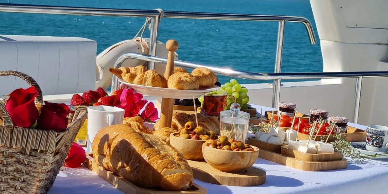 بوفيه افطار رمضان في دبي - امواج البحر لتأجير القوارب واليخوت دبي