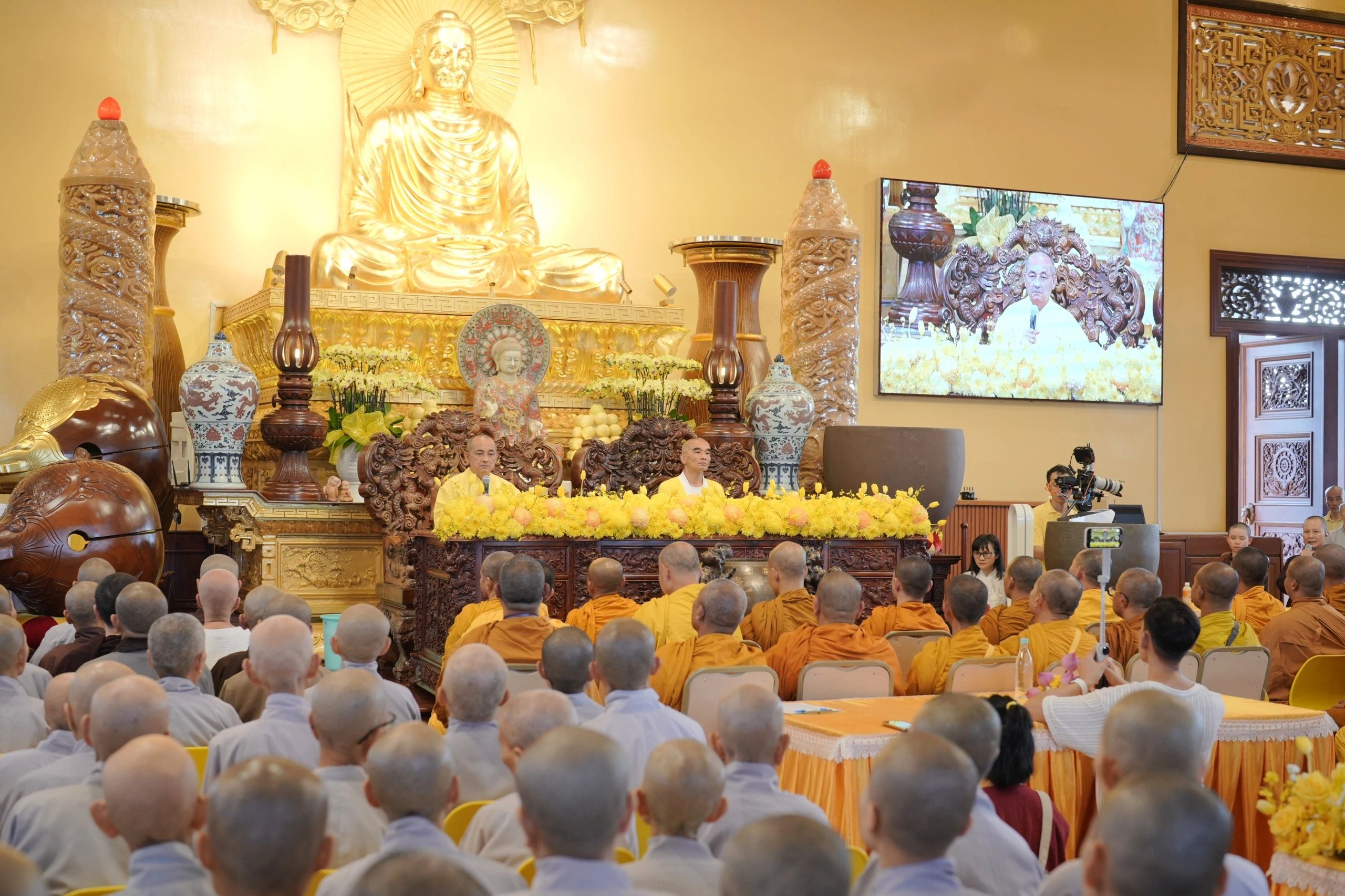 International Sangha: Luang Por Khemarato's Visit (Photo Album)