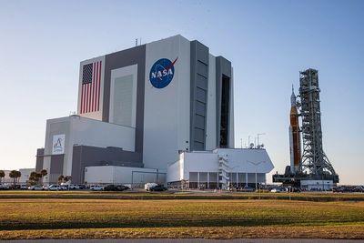 kennedy space center bus tour hours