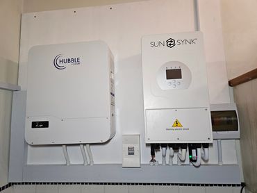 Sunsynk 5kw inverter, with a Hubble AM5 5kw battery and 8 JA Solar panels in a kitchen