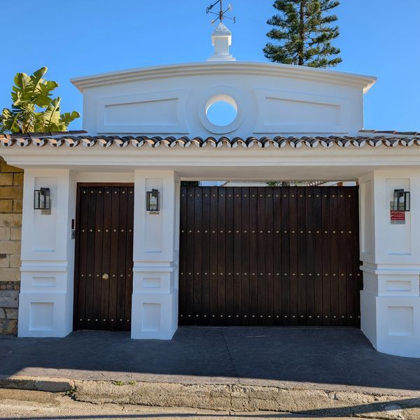 After repaint · Marbella villa
Bright white facade with restored wooden gates for a clean, high-end 