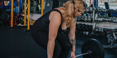 Woman preparing to lift weights at the gym.