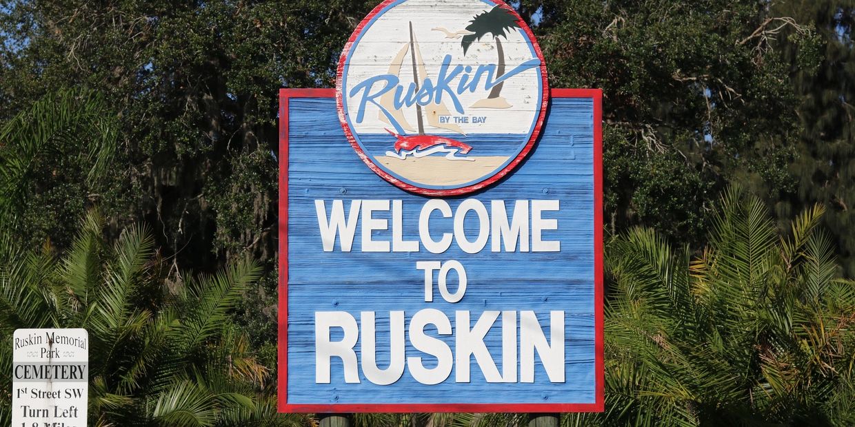 Welcome sign for Ruskin, a bay area town surrounded by greenery.