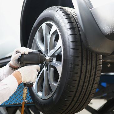 Automechanic torqueing tires