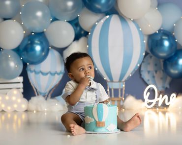 hot air balloon cake smash blue tones with boy eating cake, cake smash session corona photographer.