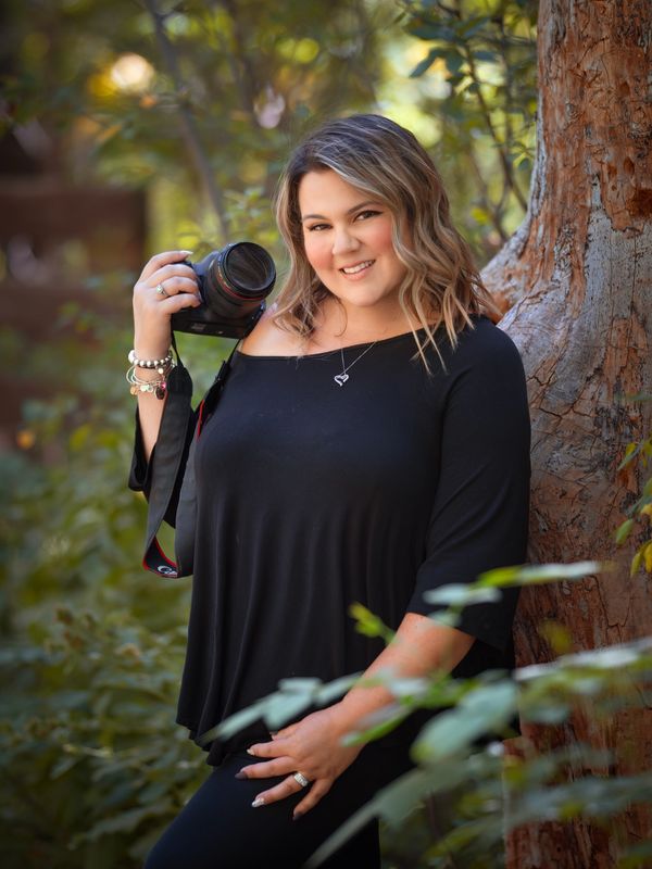 summer the maternity photographer who loves to shoot maternity, milestone and motherhood portraits. 